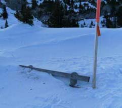 Bank im Schnee hoch über Kandersteg